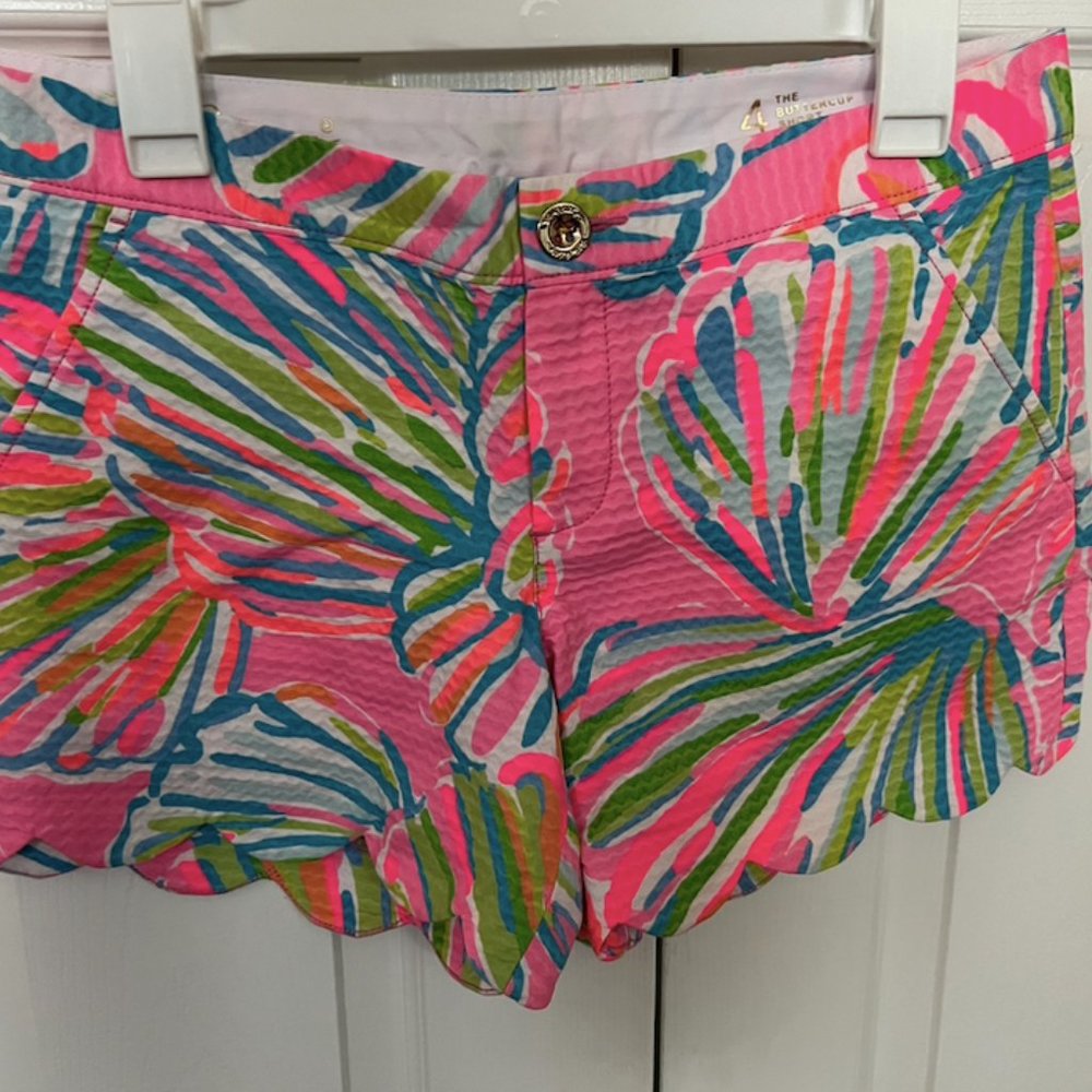 Lilly Pulitzer Buttercup short in Shellabration print - Size 4